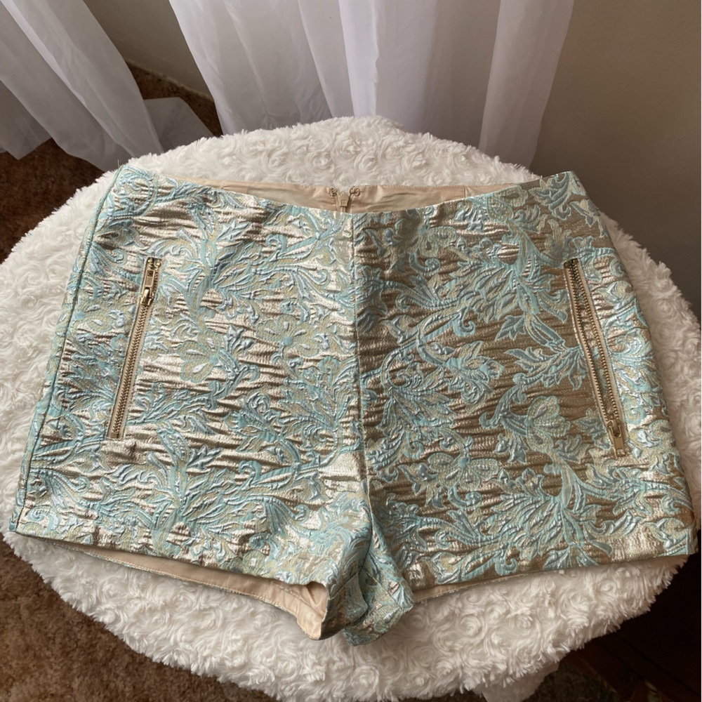 Forever 21 Shorts size 30. 2 pockets with Zippers In great condition